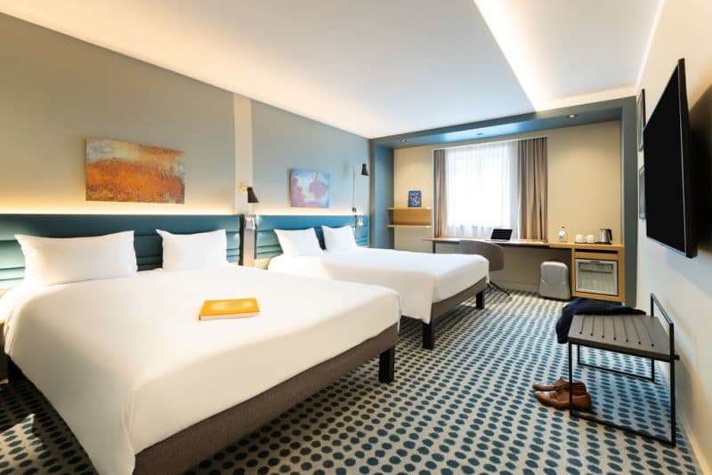 TWIN ROOM