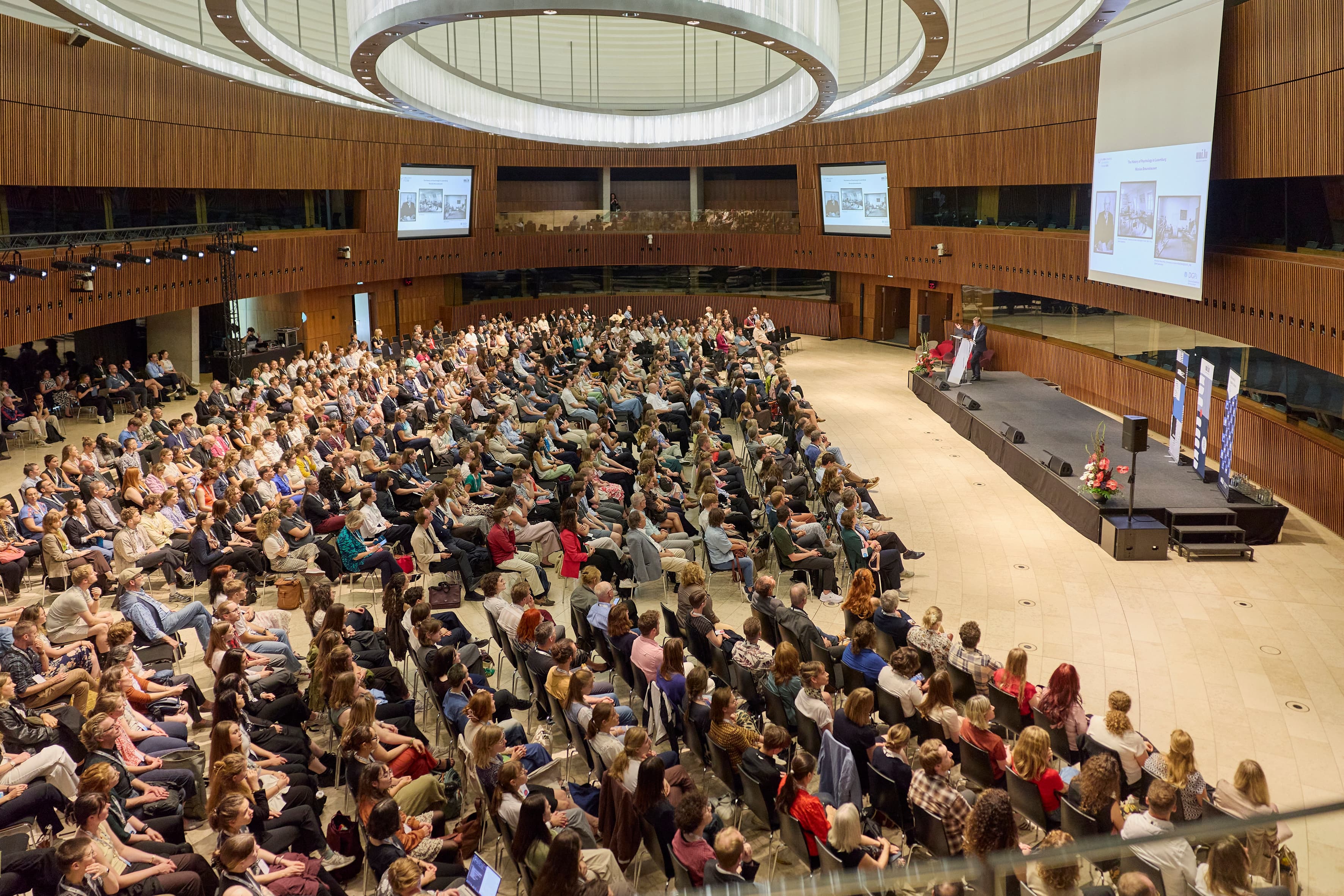 A large audience attends a presentation in the main auditorium during the 54th DGPs Congress in Luxembourg.
